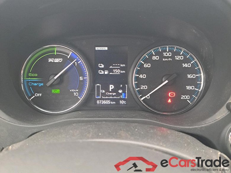 MITSUBISHI Outlander / 2015 / 5P / todoterreno 2.4 PHEV Kaiteki+ Auto 4WD #4