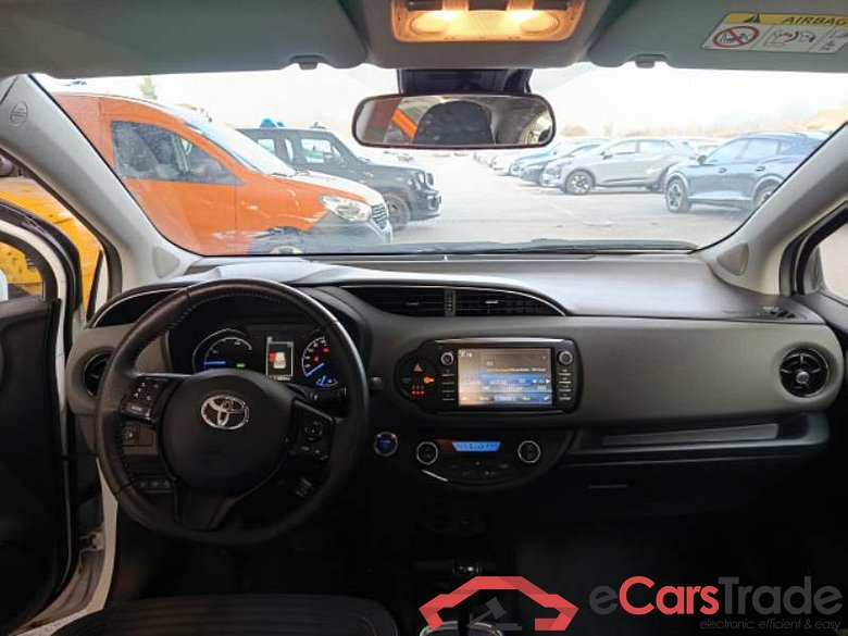TOYOTA YARIS / 2017 / 5P / BERLINA 1.5 HYBRID BUSINESS #3