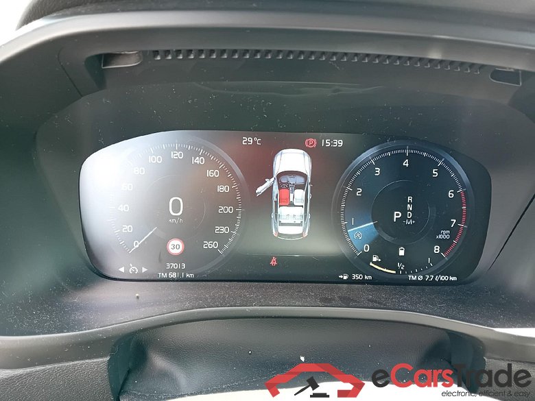 VOLVO XC40 / 2017 / 5P / todoterreno 2.0 B3 G R-Design Auto #3