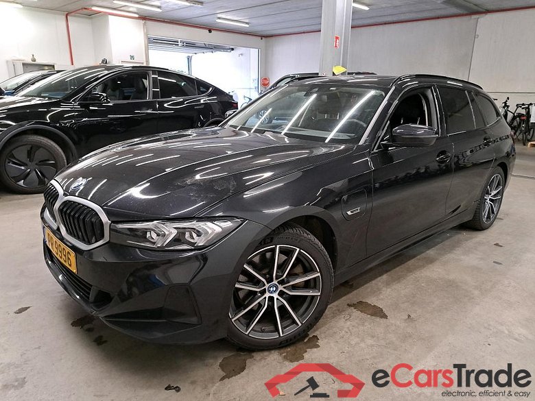 BMW - BMW 3 TOURING 330e 292PK With Climatic & Navigation & Pack Travel With Pano Roof & Cruise Control & PDC Front & Rear  * HYBRID *