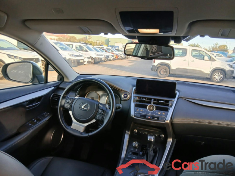 LEXUS NX / 2017 / 5P / todoterreno 2.5 300h Premium Plus 4WD #3