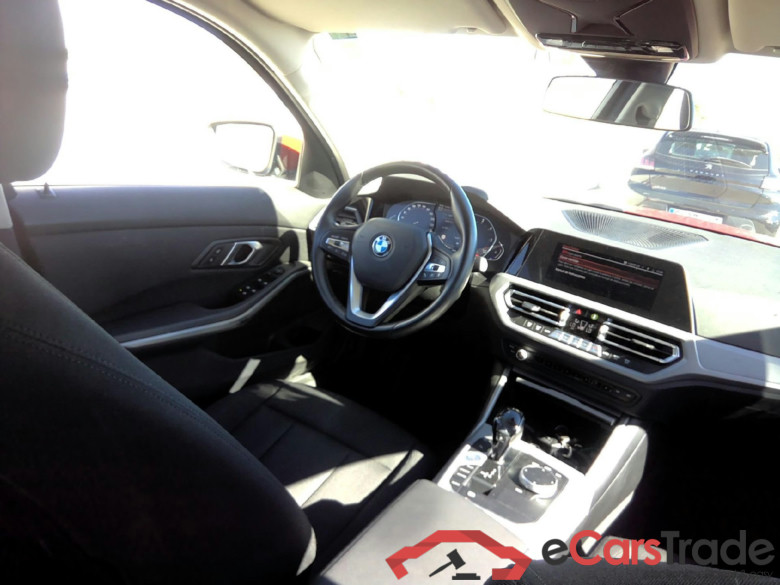BMW Serie 3 / 2018 / 4P / sedán 318d Auto. #3